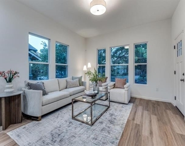 323 S Montclair Avenue - Photo Thumbnail 9