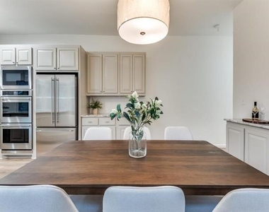 323 S Montclair Avenue - Photo Thumbnail 6