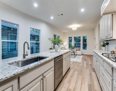 323 S Montclair Avenue - Photo Thumbnail 2