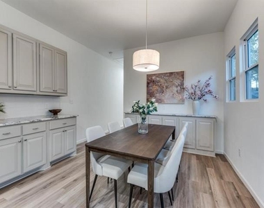 323 S Montclair Avenue - Photo Thumbnail 4