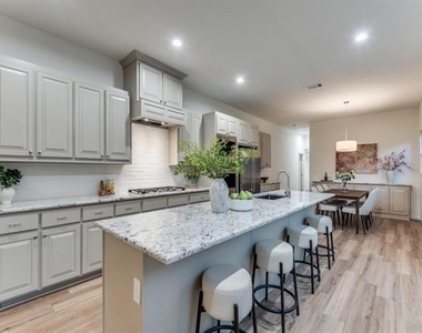 323 S Montclair Avenue - Photo Thumbnail 1
