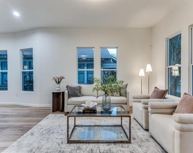 323 S Montclair Avenue - Photo Thumbnail 8