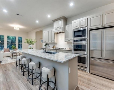 323 S Montclair Avenue - Photo Thumbnail 3