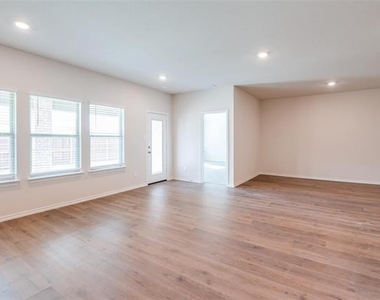 1819 Pecan Valley Drive - Photo Thumbnail 3