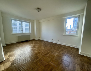 East 71st Street - Photo Thumbnail 5