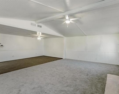 5821 Circular Drive - Photo Thumbnail 12