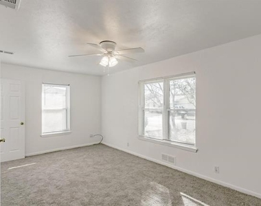 5821 Circular Drive - Photo Thumbnail 16