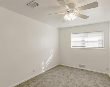 5821 Circular Drive - Photo Thumbnail 22