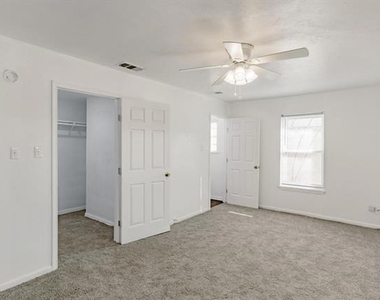5821 Circular Drive - Photo Thumbnail 17