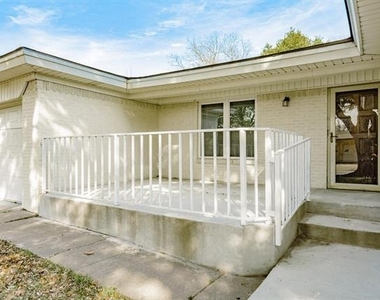 5821 Circular Drive - Photo Thumbnail 2