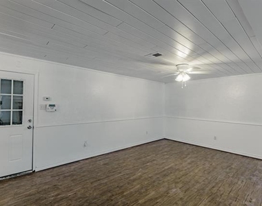 5821 Circular Drive - Photo Thumbnail 8
