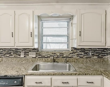 5821 Circular Drive - Photo Thumbnail 4