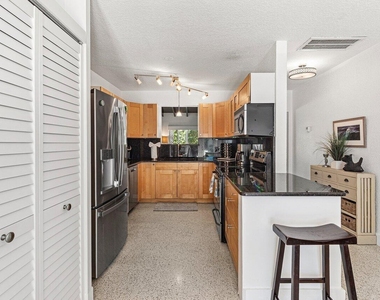 340 Ne 7th Avenue - Photo Thumbnail 15