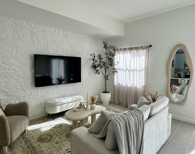 2526 Pierce Street - Photo Thumbnail 3