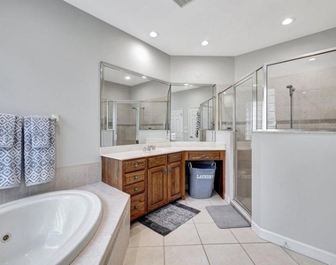 7602 Greenbrier Circle - Photo Thumbnail 17
