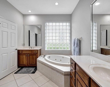 7602 Greenbrier Circle - Photo Thumbnail 16