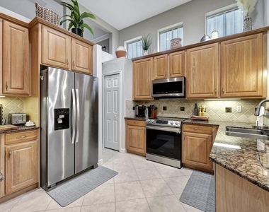 7602 Greenbrier Circle - Photo Thumbnail 4