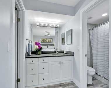 2255 Lindell Boulevard - Photo Thumbnail 11