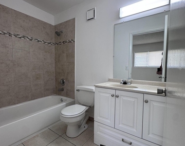 417 E Palm Cir Circle E - Photo Thumbnail 7