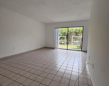 417 E Palm Cir Circle E - Photo Thumbnail 4