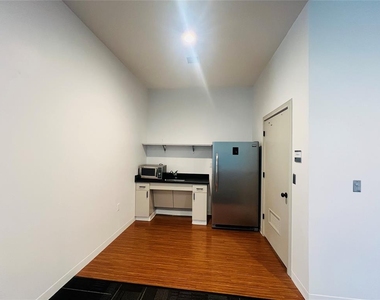 1213 N Green Avenue - Photo Thumbnail 4