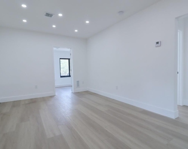 3040 Nw 13th Avenue - Photo Thumbnail 5