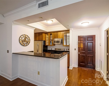 300 W 5th Street - Photo Thumbnail 3