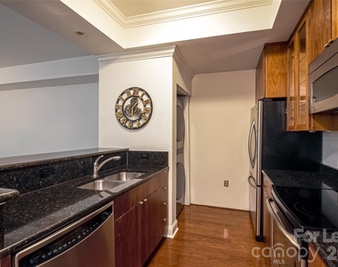 300 W 5th Street - Photo Thumbnail 4