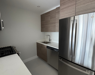 West 48th Street - Photo Thumbnail 4