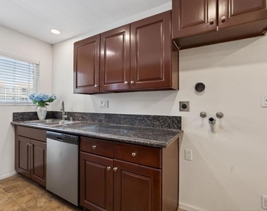 225 S Ventura Road - Photo Thumbnail 8