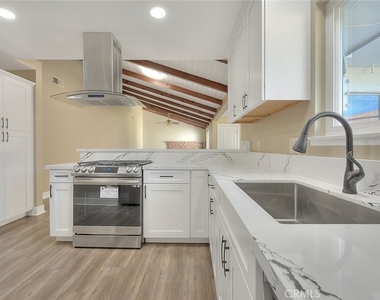 340 W Caroline Street - Photo Thumbnail 5