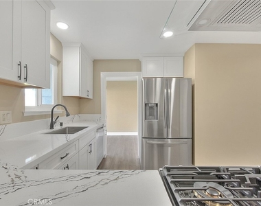 340 W Caroline Street - Photo Thumbnail 4