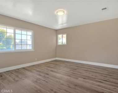 340 W Caroline Street - Photo Thumbnail 9