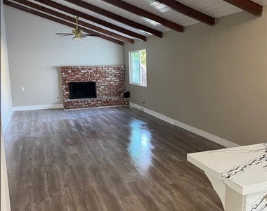 340 W Caroline Street - Photo Thumbnail 6