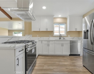 340 W Caroline Street - Photo Thumbnail 2
