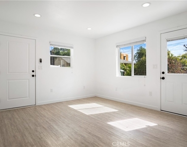 18924 Sylvan Street - Photo Thumbnail 12