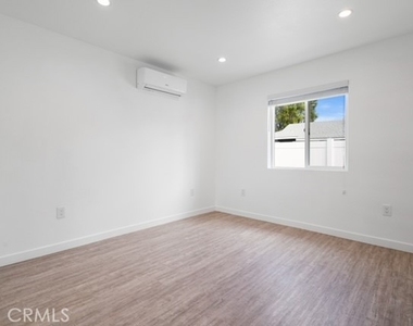 18924 Sylvan Street - Photo Thumbnail 17