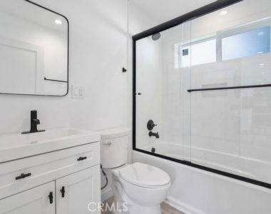 18924 Sylvan Street - Photo Thumbnail 14