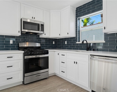 18924 Sylvan Street - Photo Thumbnail 8