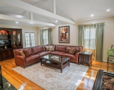10419 Bloomfield Street - Photo Thumbnail 3