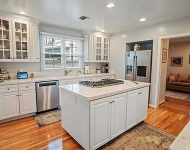 10419 Bloomfield Street - Photo Thumbnail 4