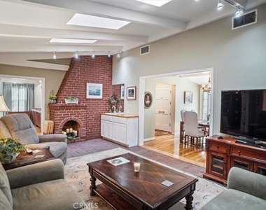 10419 Bloomfield Street - Photo Thumbnail 7