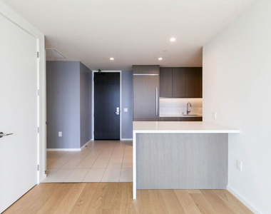 889 Francisco Street - Photo Thumbnail 13