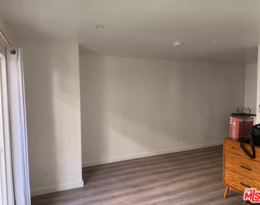 1162 N Poinsettia Place - Photo Thumbnail 12