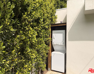 1162 N Poinsettia Place - Photo Thumbnail 5