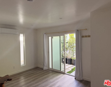 1162 N Poinsettia Place - Photo Thumbnail 8