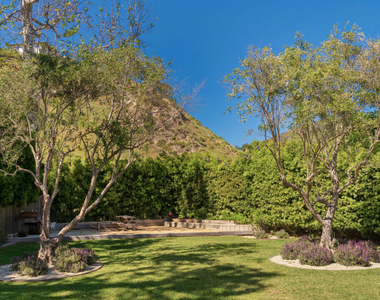 6202 Frondosa Drive - Photo Thumbnail 12