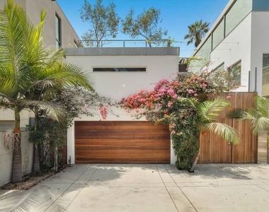 936 Palisades Beach Road - Photo Thumbnail 5