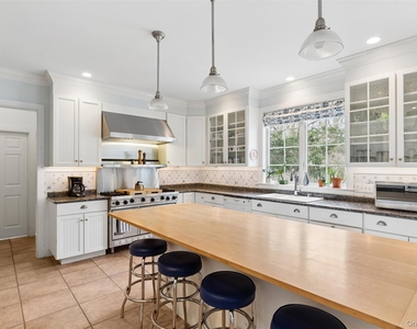 110 Greenleaf Lane - Photo Thumbnail 10