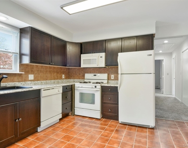 545 Stanley Avenue - Photo Thumbnail 5